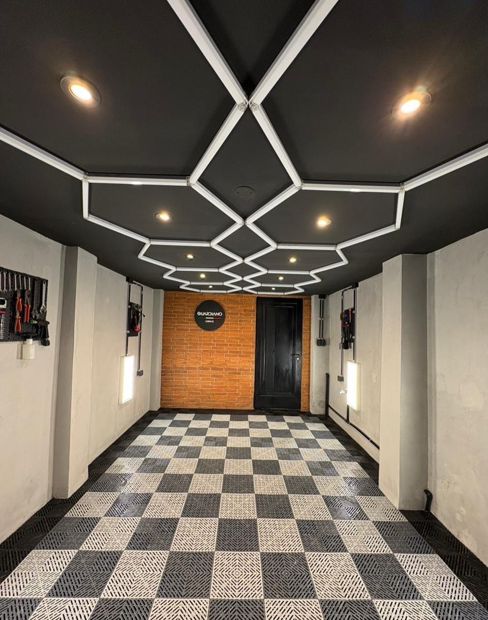 Dueño de Guardiano Garage con sudadera